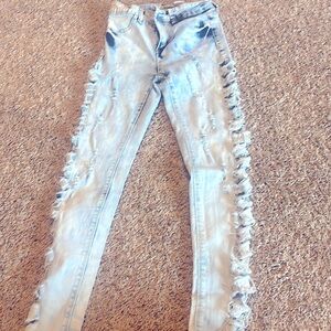 These skinny jeans look so hot, you’ll turn heads. Ripped from the sides.